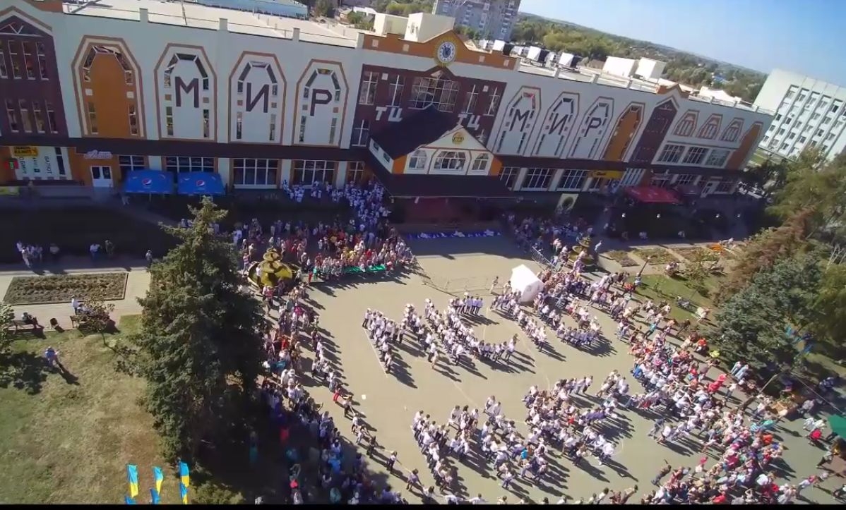 Больше 800 детей из Миргорода выстроились в виде голубя мира (видео)