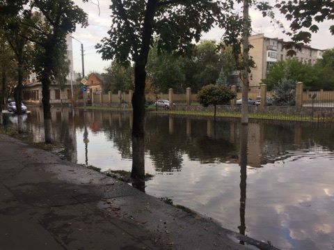 В Кременчуге улица превратилась в реку (фото)