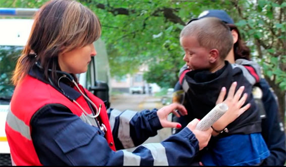 Полиция занялась мамой, которая оставила ребенка, пострадавшего на пожаре