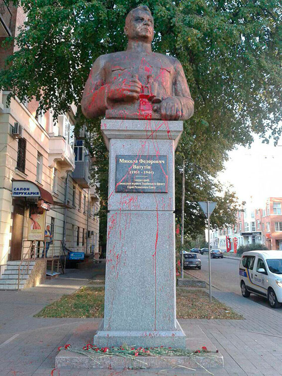 В Полтаве красной краской облили памятник генералу Второй мировой