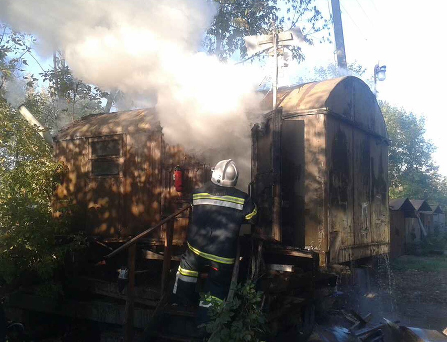 В Полтаве горел металлический вагончик (фото)