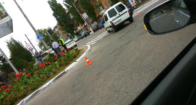 В Кременчуге после ДТП автомобиль отбросило на клумбу (видео)