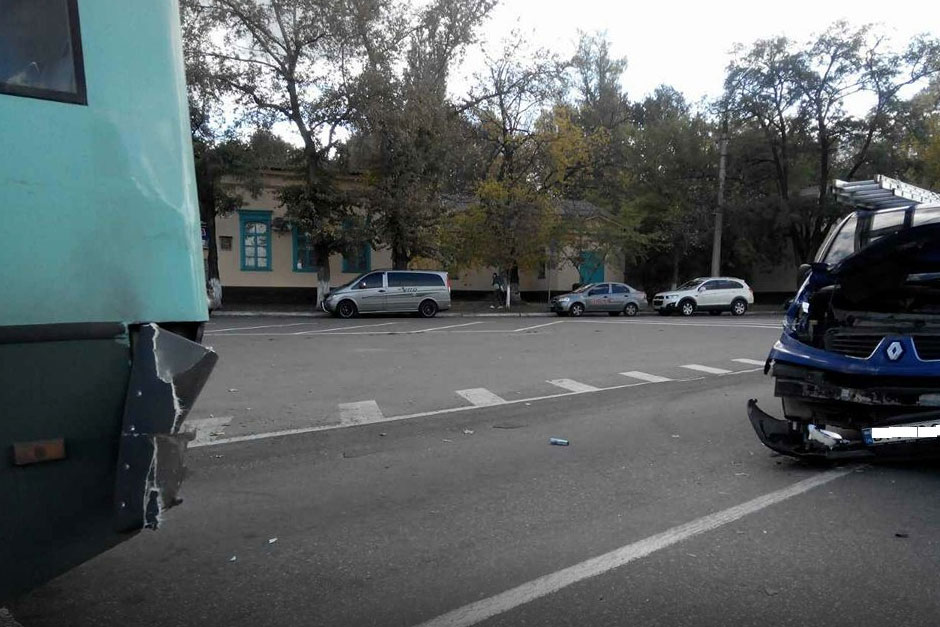 В Кременчуге маршрутка попала в аварию (фото)