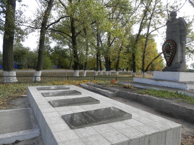 Под Полтавой восстановили разграбленный вандалами мемориал (фото)