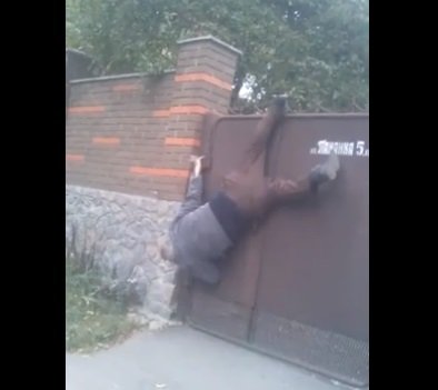 В Полтаве замечен "человек-паук", висящий на заборе (видео)
