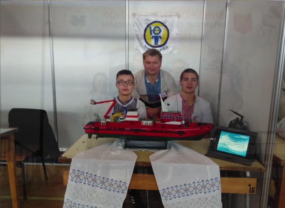 Школьники Миргорода сделали радиоуправляемую модель пожарного катера