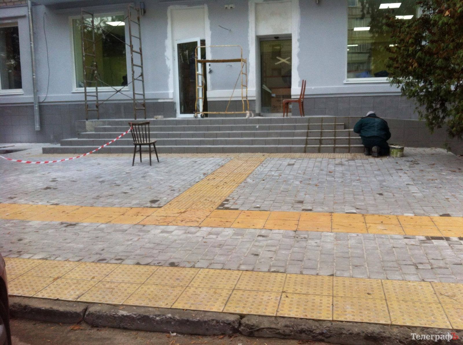 В Кременчуге появился тротуар для слабовидящих (фото)
