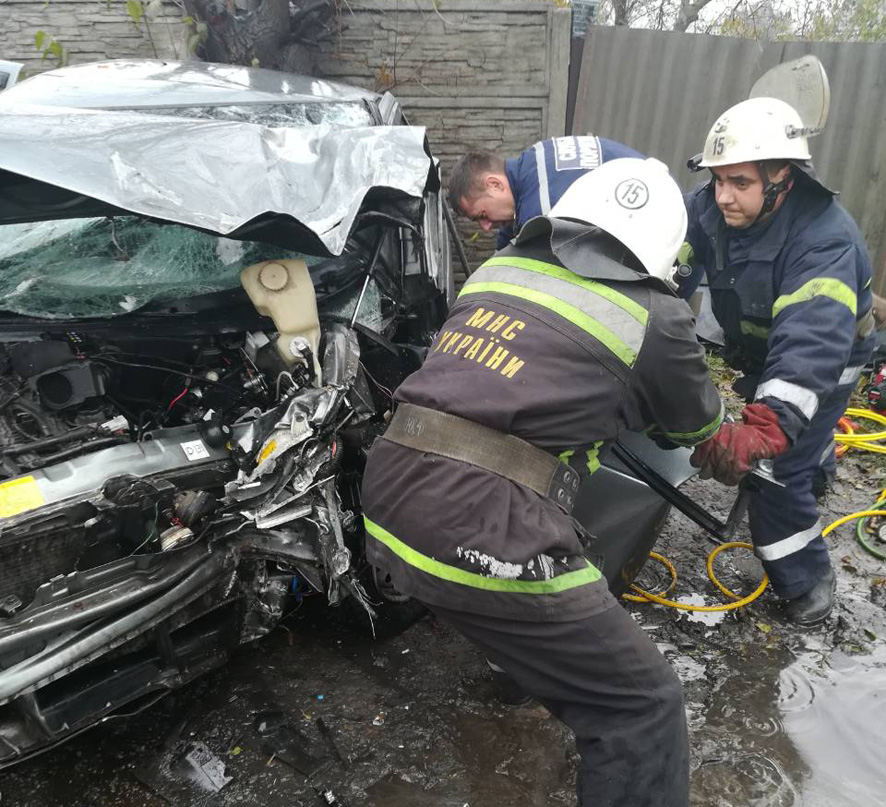 Спасатели деблокировали погибшего водителя в Кременчуге (фото)