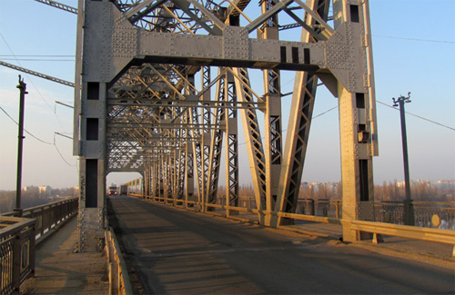 На Крюковском мосту сломался грузовик: в обе стороны заторы