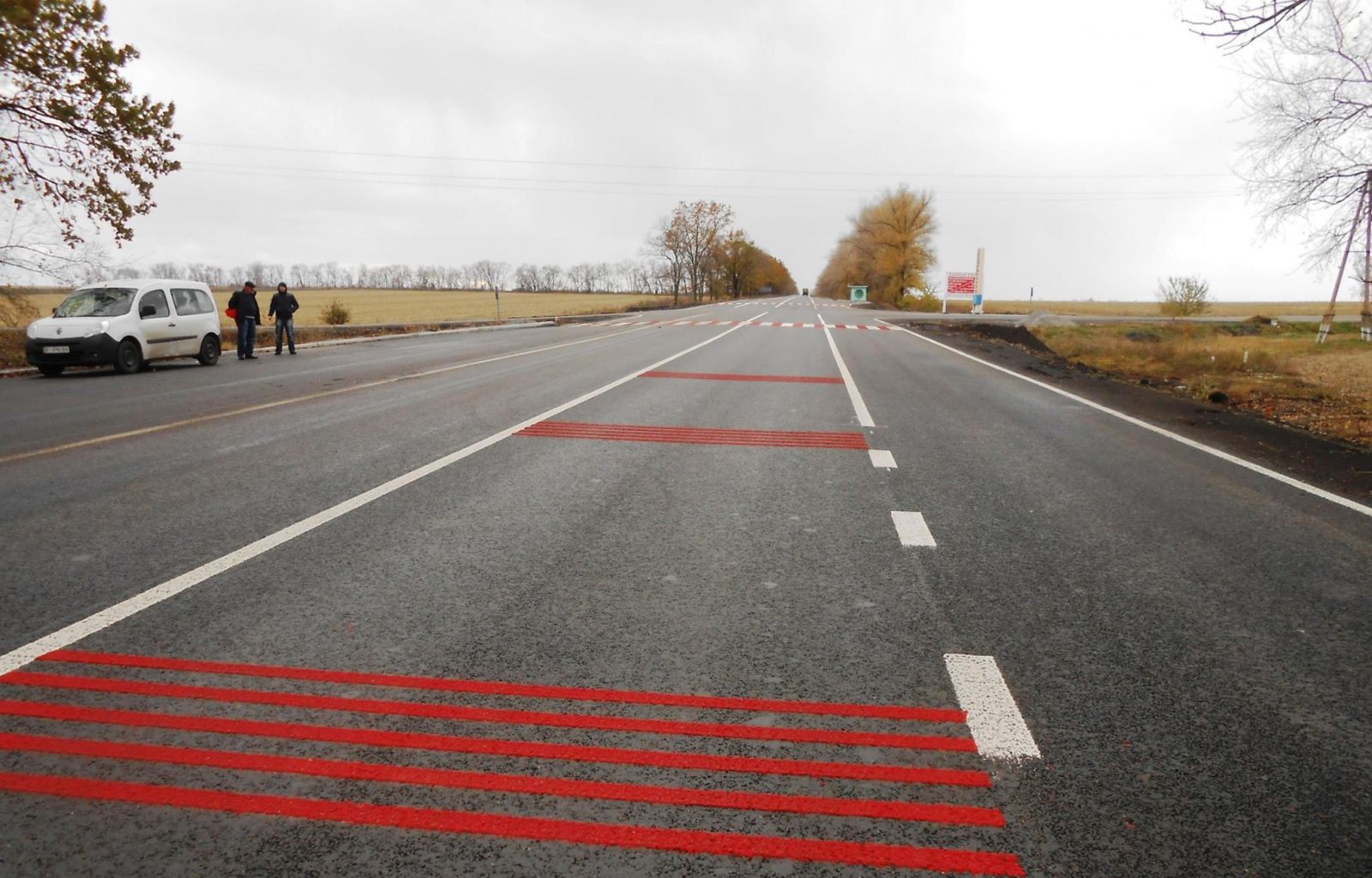 На полтавской трассе наносят бело-красные пешеходные полосы (фото)