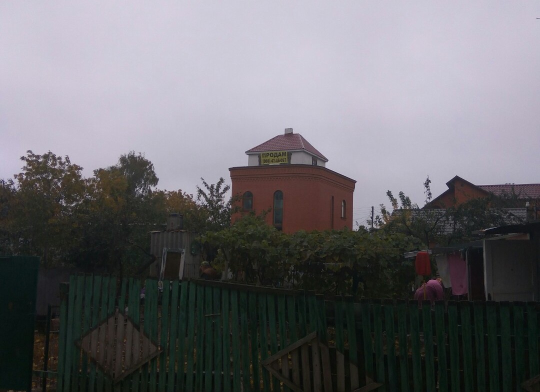 В Полтаве продают уникальный дом с хаткой-мазанкой на крыше (фото)