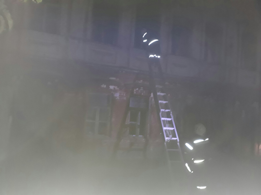 В Полтаве горело заброшенное здание на Павленковской площади (фото)