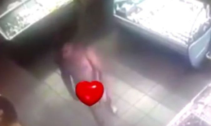 На Полтавщине магазин посетил голый мужчина (видео 18+)