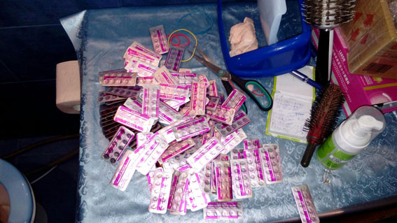 Полтавчанка хранила 100 пачек психотропных препаратов (фото)