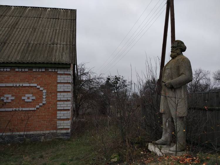 В селе под Полтавой во дворе поставили памятник Марксу (фото)