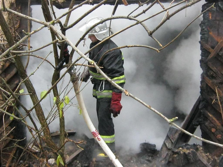 В Лохвице горел заброшенный дом (фото)