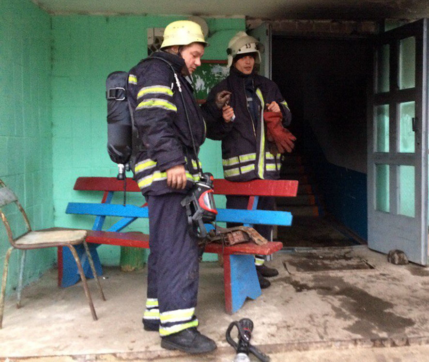 В Карловке во время пожара эвакуировали 30 человек