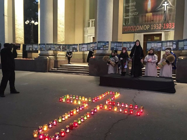 В Полтаве зажгли свечи памяти жертв Голодомора (фото)