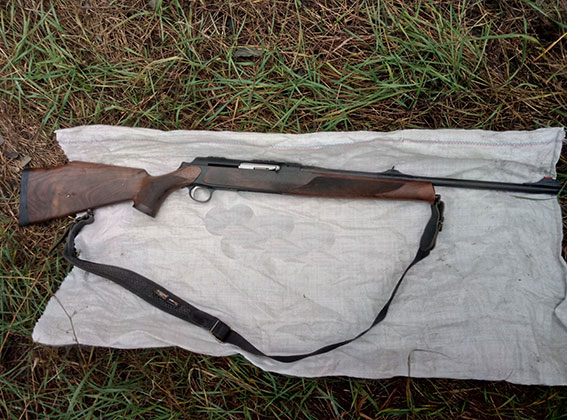 В кустах нашли винтовку, украденную четыре года назад (фото)