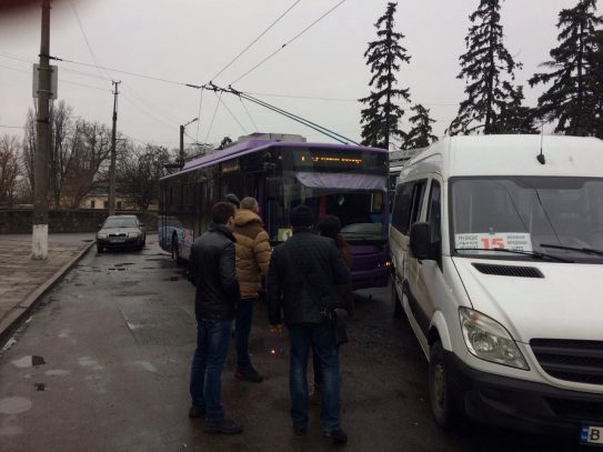 В Кременчуге маршрутка столкнулась с троллейбусом (фото)