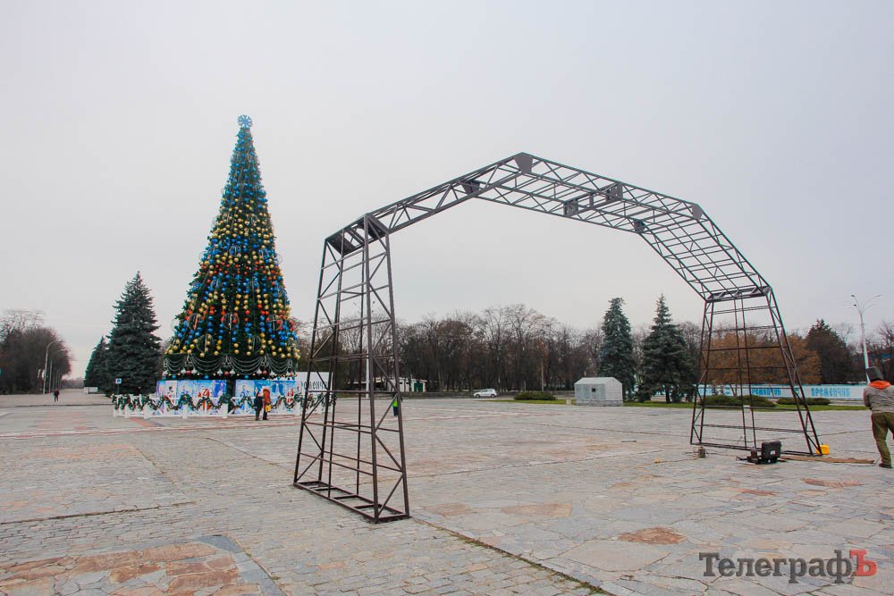 В Кременчуге начали устанавливать новогоднюю арку (фото)