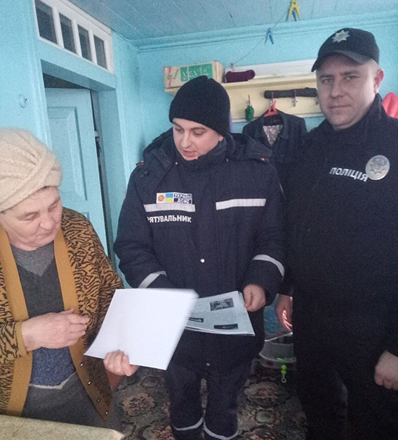 На Полтавщине полицейские навестили одиноких пенсионеров (фото)
