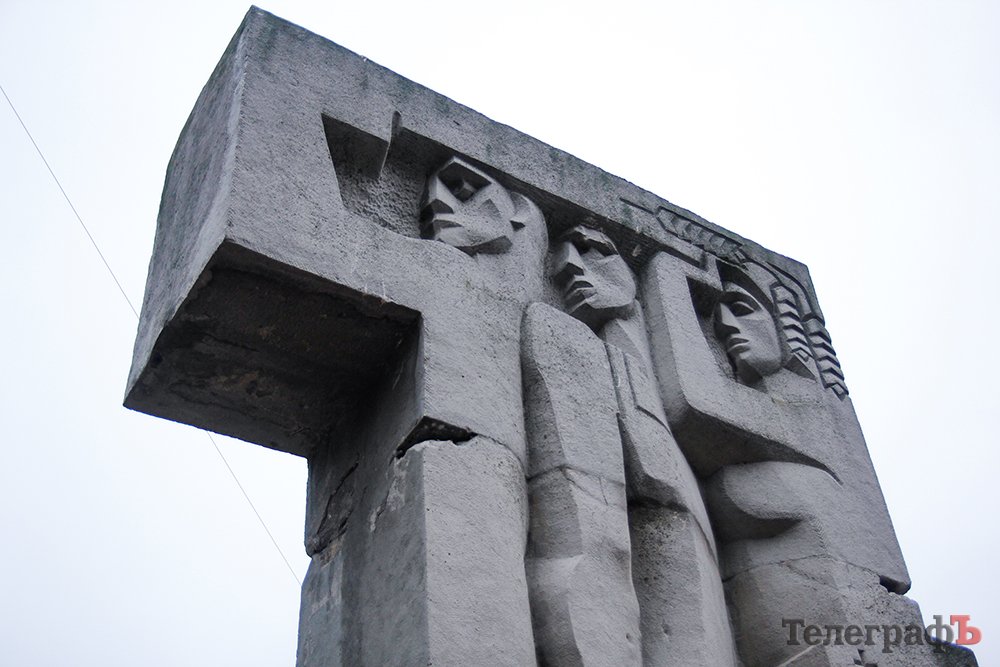 На Полтавщине демонтируют памятник комсомольцам (фото)
