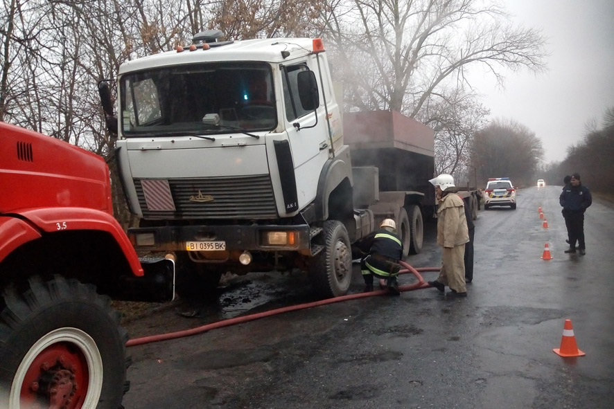 На полтавской трассе загорелся грузовик (фото)