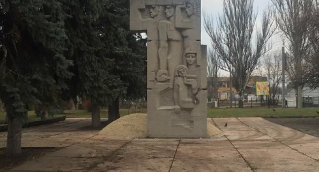 На Полтавщине не смогли снести памятник комсомольцам: рвались тросы