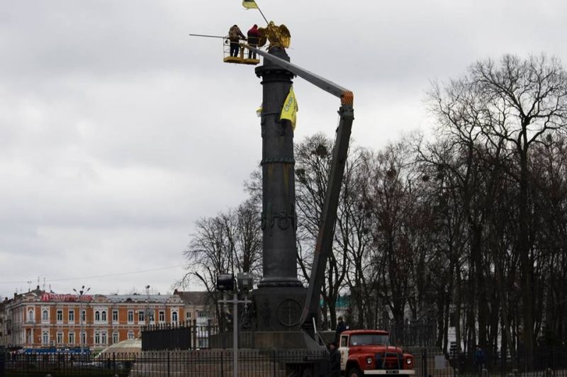 С полтавского монумента сняли баннер: "Слава Украине" (фото)