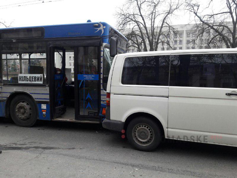 В Полтаве пассажирский автобус попал в ДТП (фото)