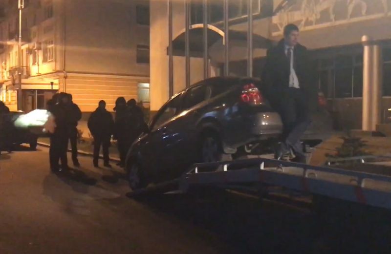 Пьяный водитель пытался помешать эвакуировать его авто (видео)