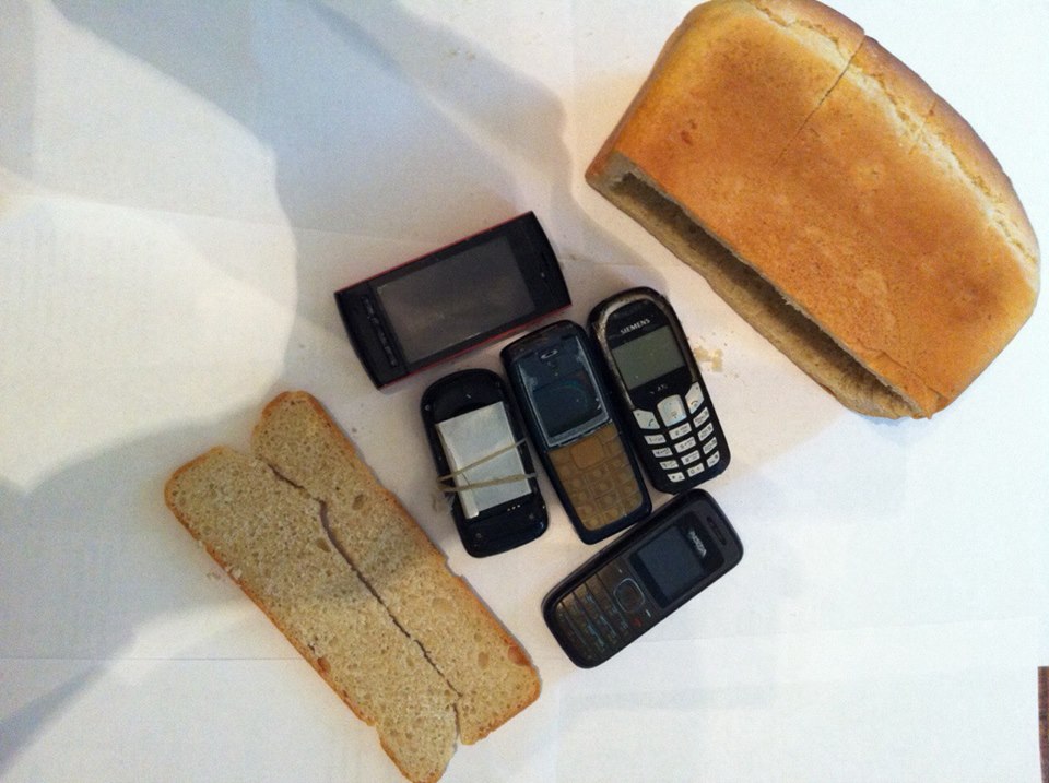 Заключенные пытались пронести в колонию телефоны в хлебе (фото)