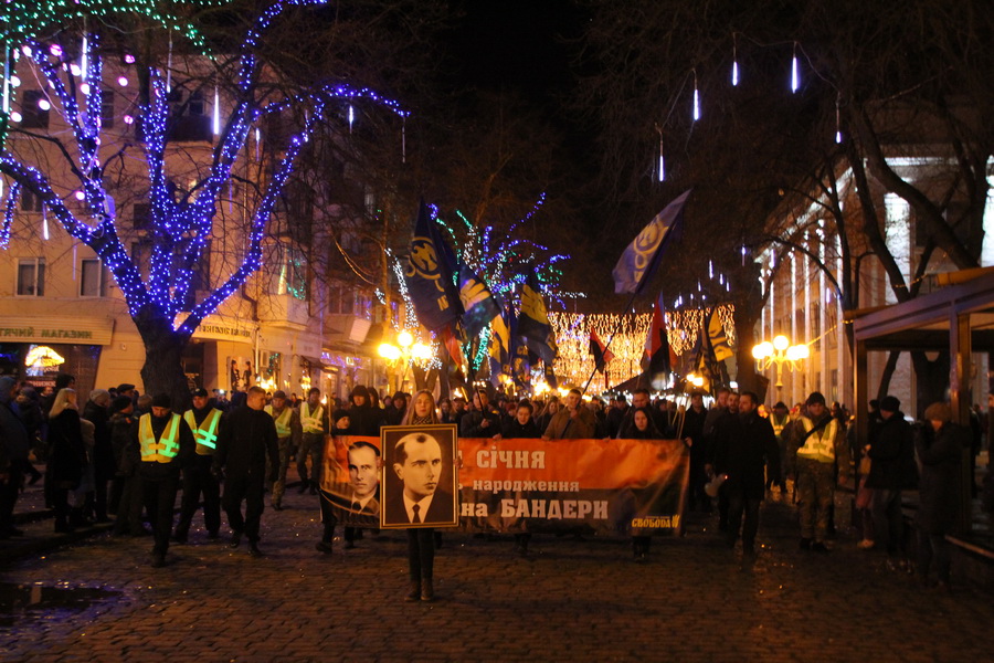 В Полтаве прошло факельное шествие (фото)