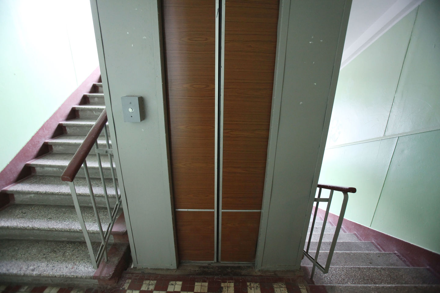 В полтавской девятиэтажке четыре месяца не работает лифт