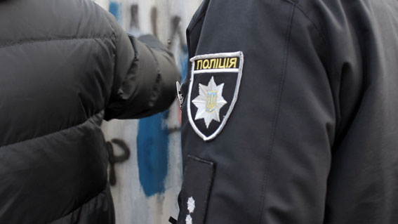 Полицейские закрасили контакты наркодиллеров в районах Полтавы (фото)