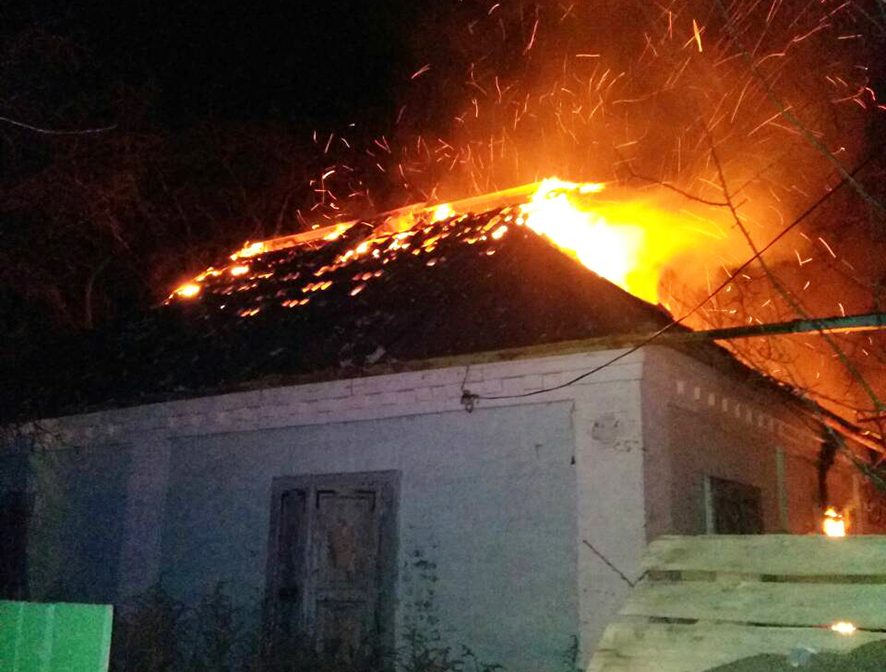 В Полтаве горел заброшенный дом (фото)