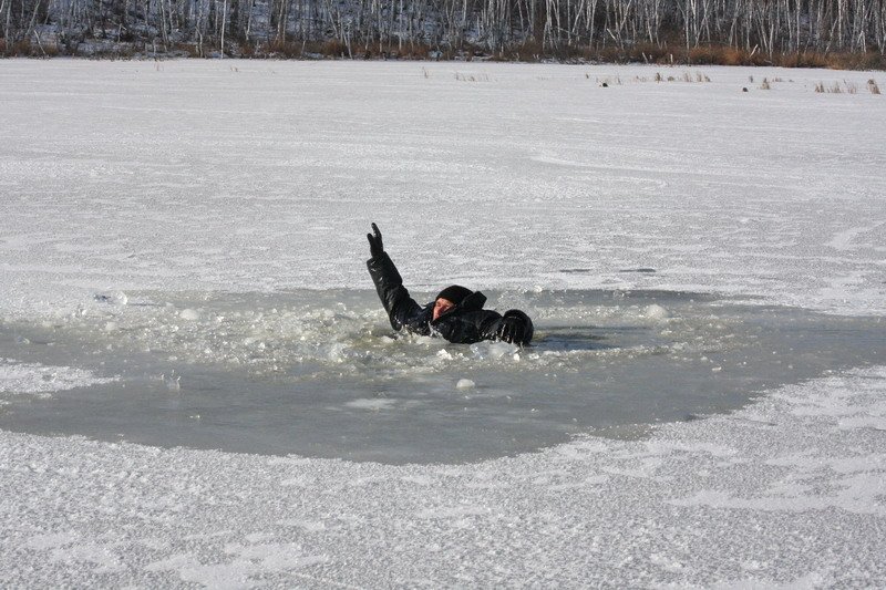 На Полтавщине мужчина провалился под лед и сломал шейку бедра