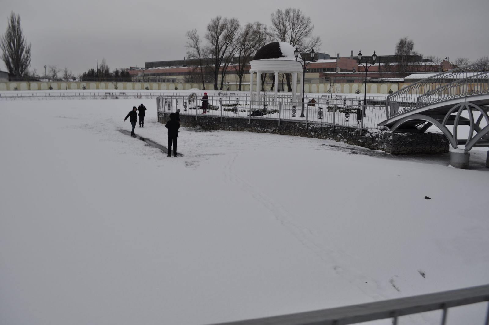 В Кременчуге подростки катаются по тонкому льду озера (фото)