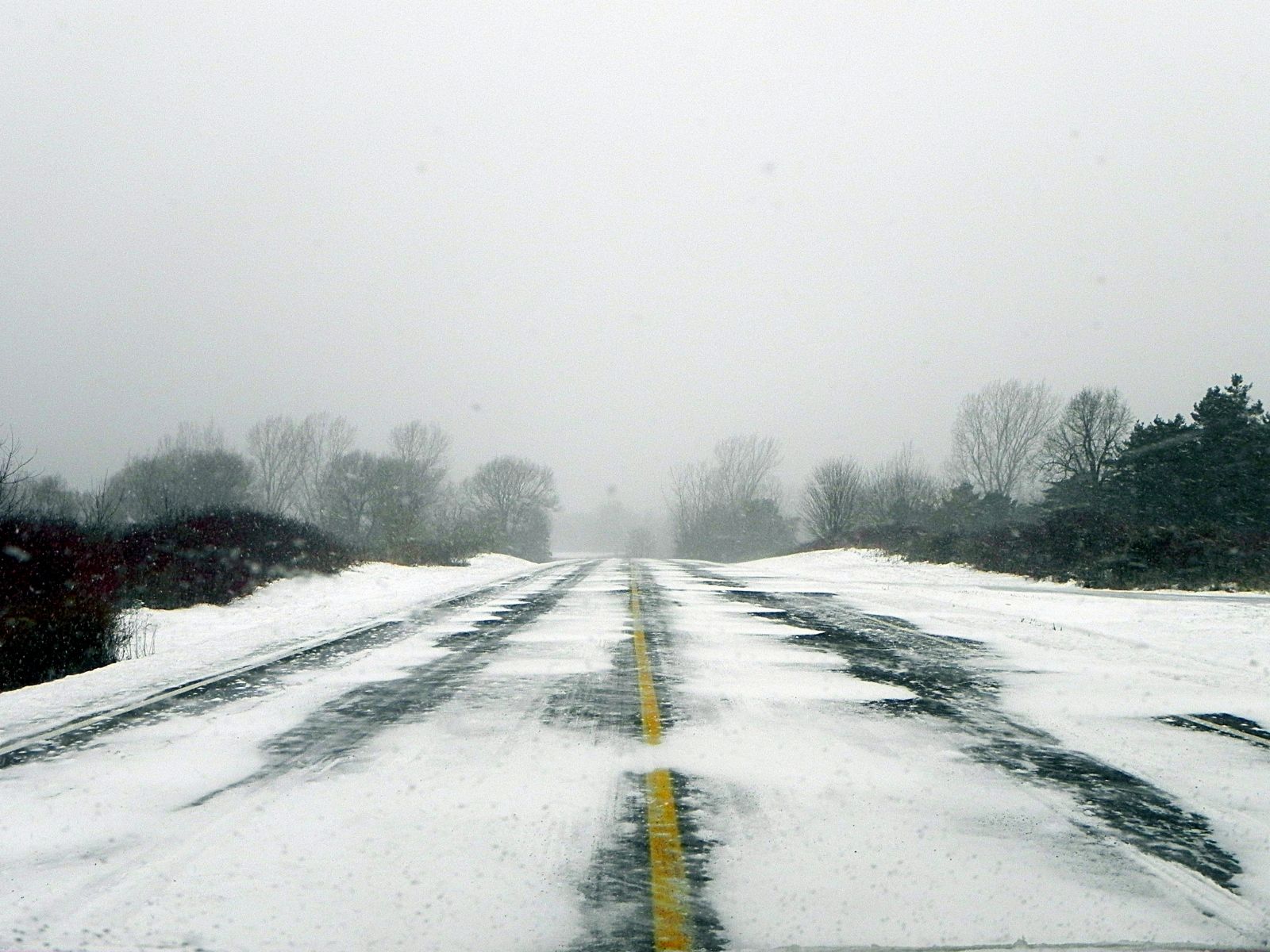 Из-за сильного снегопада блокировано движение транспорта на части дорог