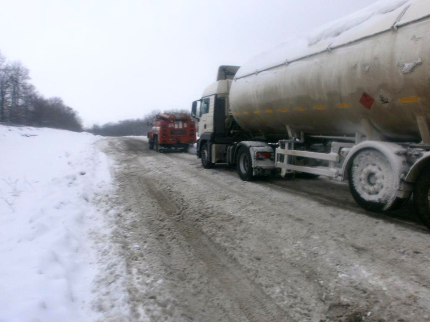 Больше 20 грузовиков застряли в снежных заносах на Полтавщине