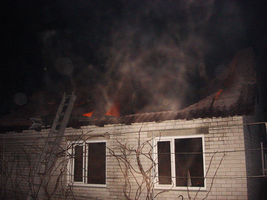 В Лубнах горел заброшенный дом (фото)