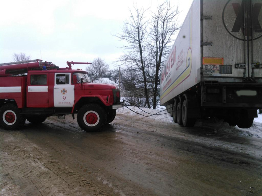 На Полтавщине грузовые автомобили застревают в снегу (фото)