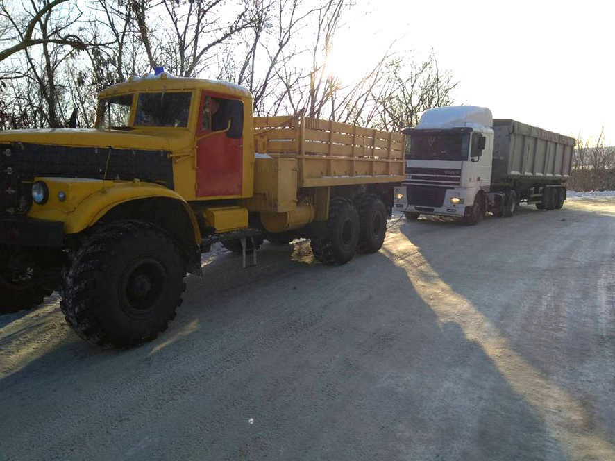 Три грузовика на Полтавщине не могли заехать на гору (фото)