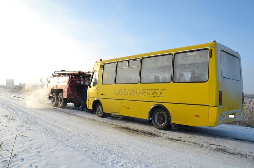 Спасатели отбуксировали сломавшийся школьный автобус (фото)