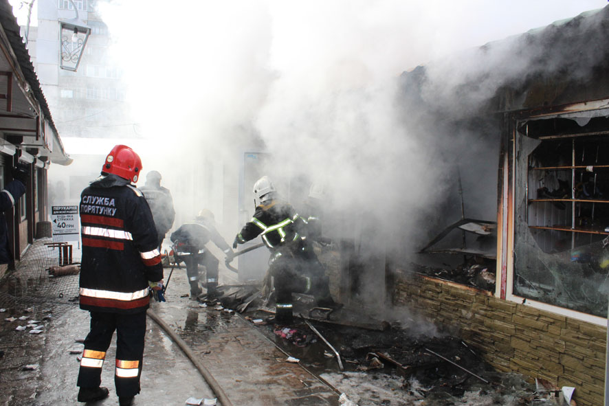 В Полтаве произошел пожар на рынке "Алмазный" (фото)