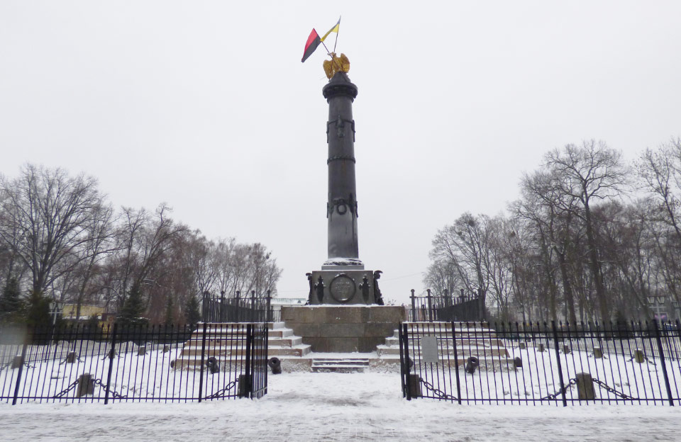 На Монументе Славы в Полтаве снова повесили флаги Украины и УПА