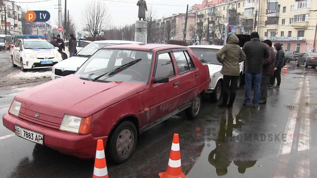 В Полтаве четыре автомобиля столкнулись "паровозиком"