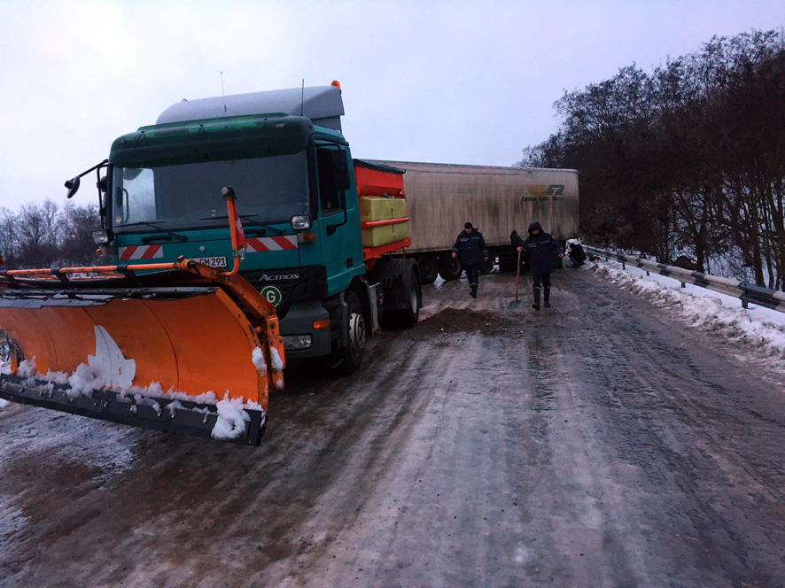 Больше 10 грузовиков попали в ледовые ловушки на Полтавщине (фото)