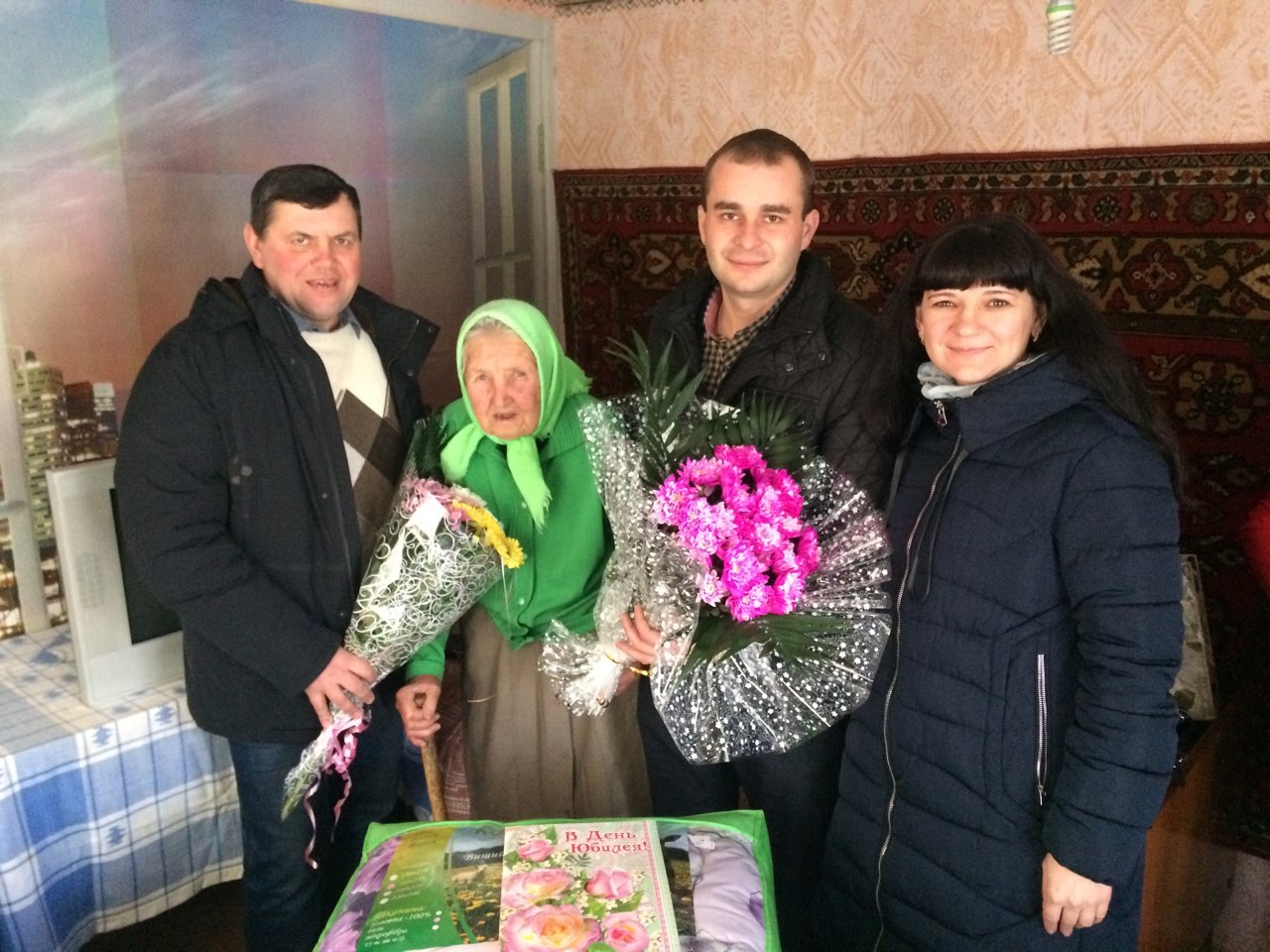 На Полтавщине со 100-летием поздравили долгожительницу (фото)